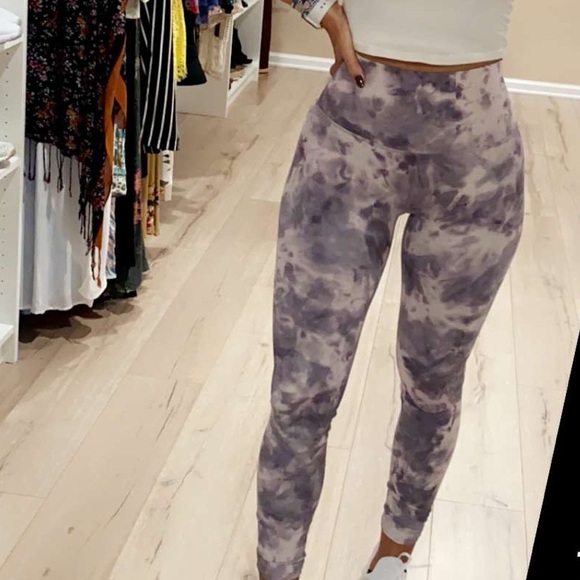 SOLD BNWT Lululemon Diamond Dye Aligns - Picture 2 of 6